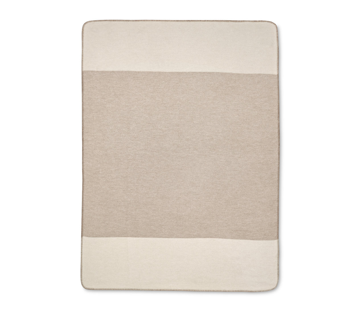 Eine beige-cremefarbene Wohndecke.