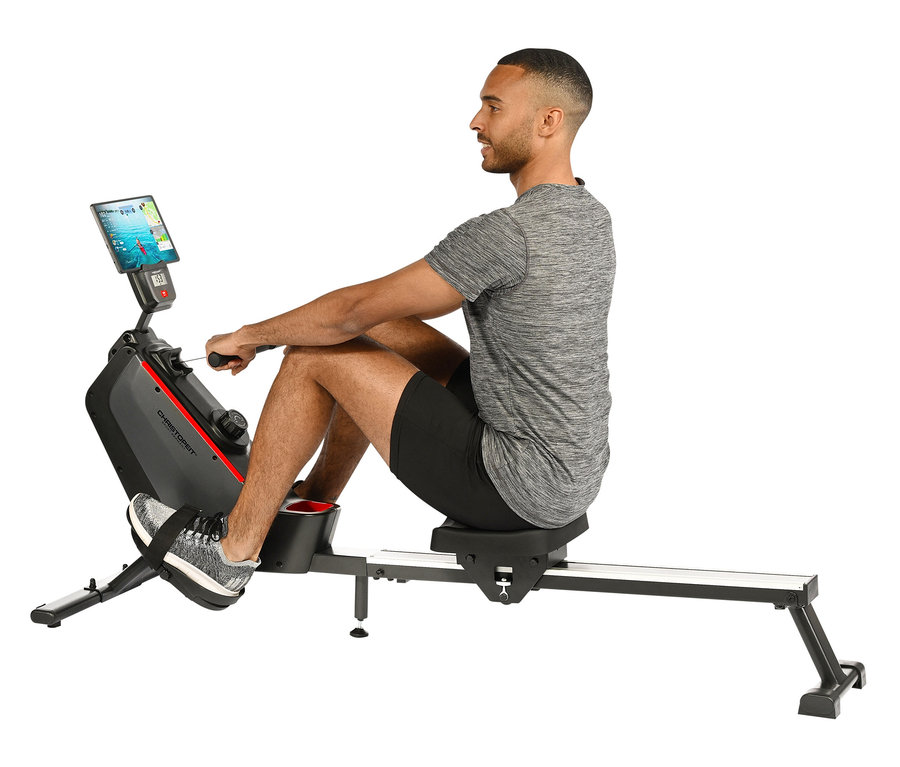 Mann trainiert auf dem Rudergerät RW 1000.