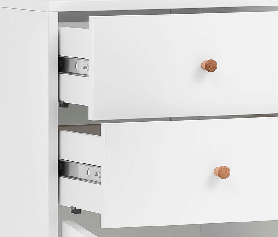 Detailansicht eines weißen Highboards »Bjarne«, klein, mit zwei geöffneten Schubladen und runden Holzgriffen.