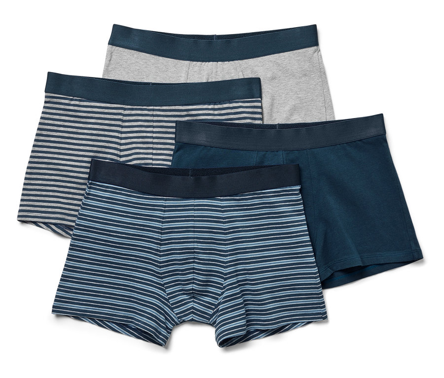 Vier Herren-Boxershorts: eine graue, eine dunkelblaue und zwei mit blauen Streifen.