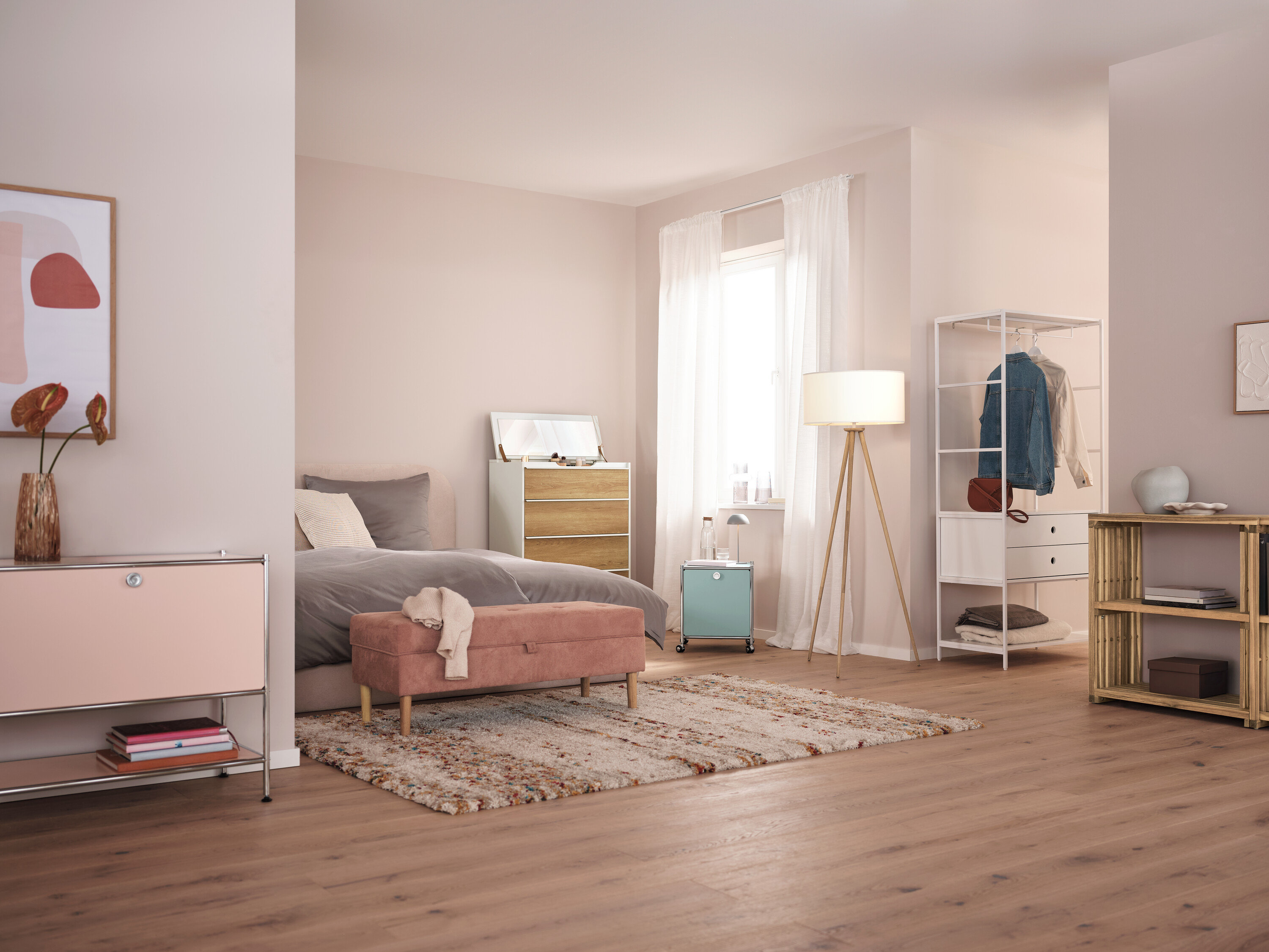 Schlafzimmer mit grauer LED-Akku-Tischleuchte auf Nachttisch.