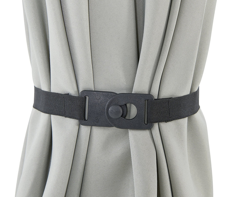 Detailansicht einer grauen Markisenhusse, die mit einem schwarzen Gurt zusammengebunden ist. Leco Marktschirm*, Holzoptik, inkl. Abdeckhaube, grau