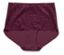 Eine bordeauxrote Damenunterhose mit Spitze liegt auf einem weißen Hintergrund.
