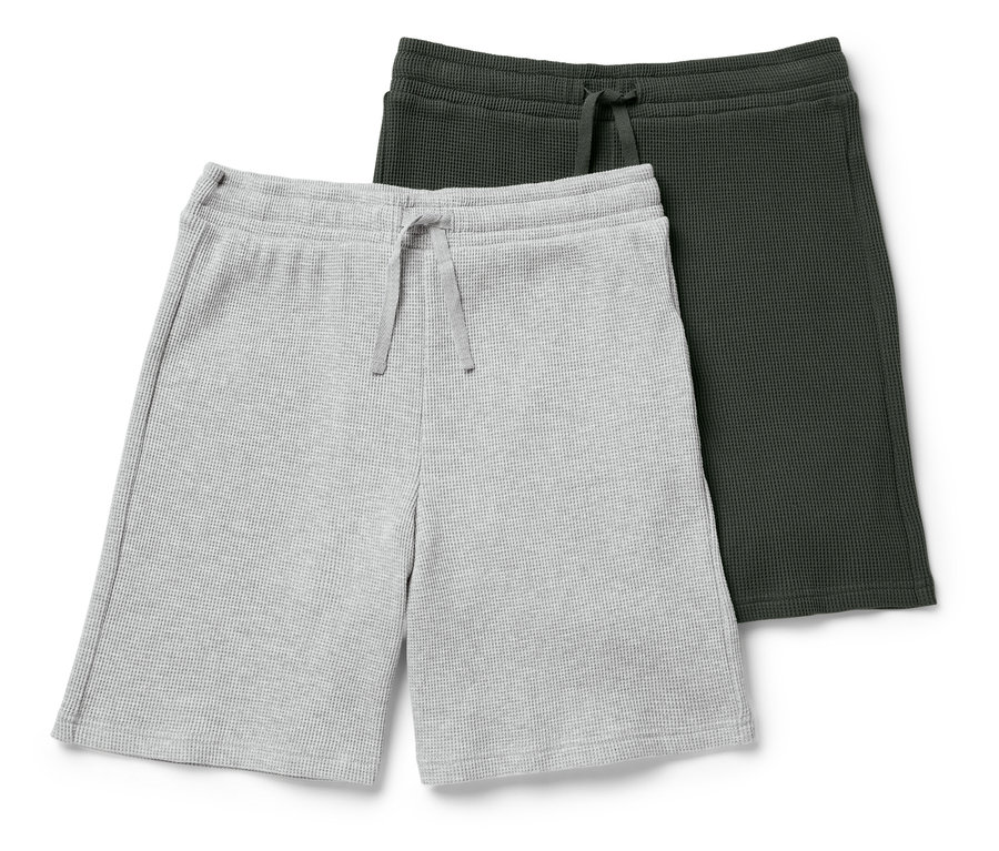 Zwei Waffelshorts, eine grau und eine dunkelgrün, liegen übereinander.