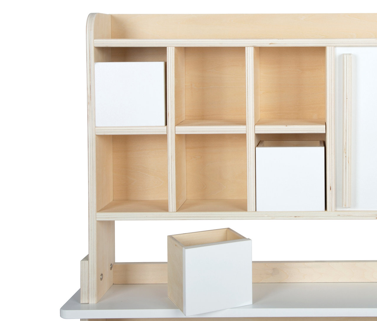 Helles Holzregal mit weißen Aufbewahrungsboxen.