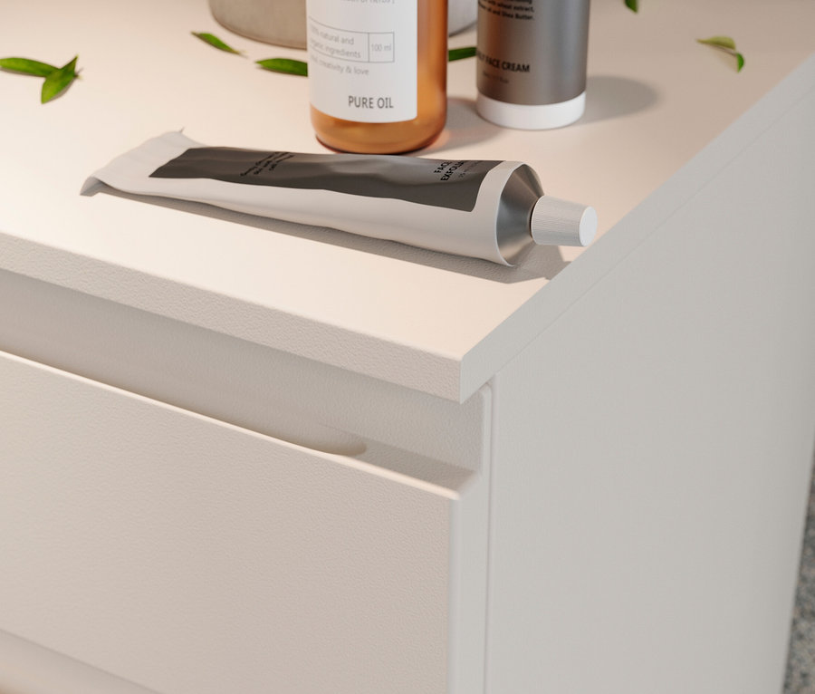 Detailaufnahme einer »Salinas« Kommode in Kaschmir mit Kosmetikprodukten auf der Oberseite.