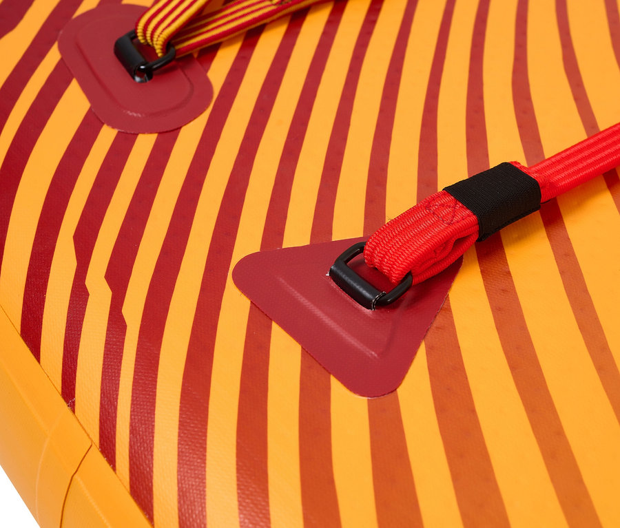 Detailaufnahme eines Aqua Marina SUP Board »Fusion« 10'10" mit rot-gelben Streifen und Befestigungselementen.