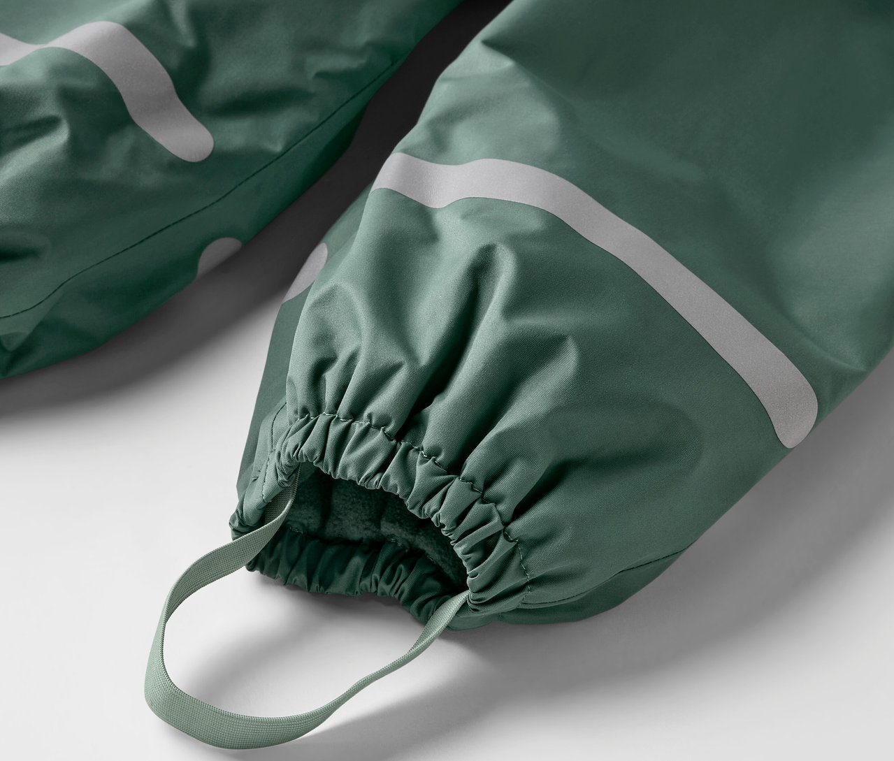 Detailaufnahme einer grünen Kinder-Thermo-Regenhose.