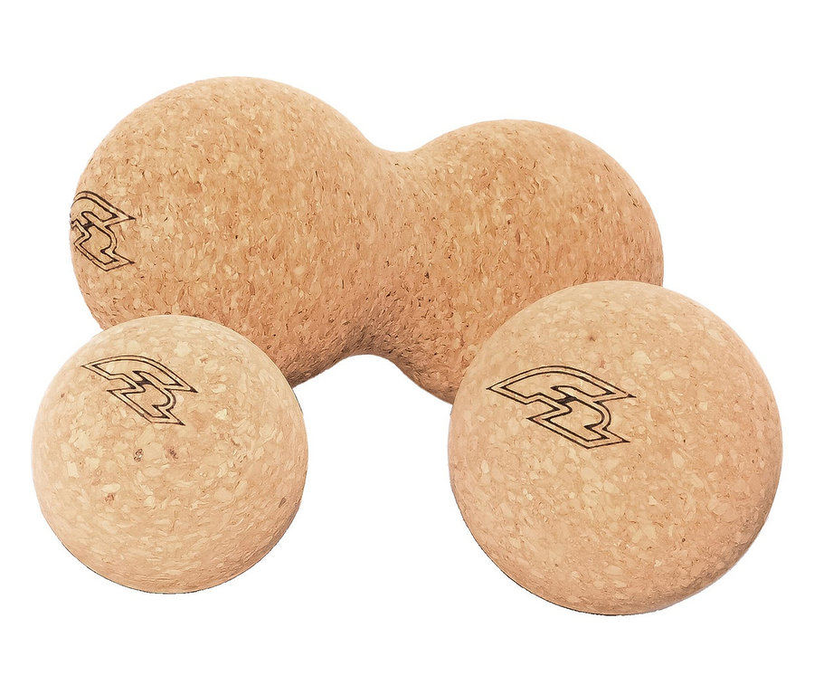 Nahaufnahme von Teilen des 8-teiligen F2 Yoga Sets, darunter zwei Kugeln und eine Erdnuss, alle aus Kork mit einem schwarzen Logo.