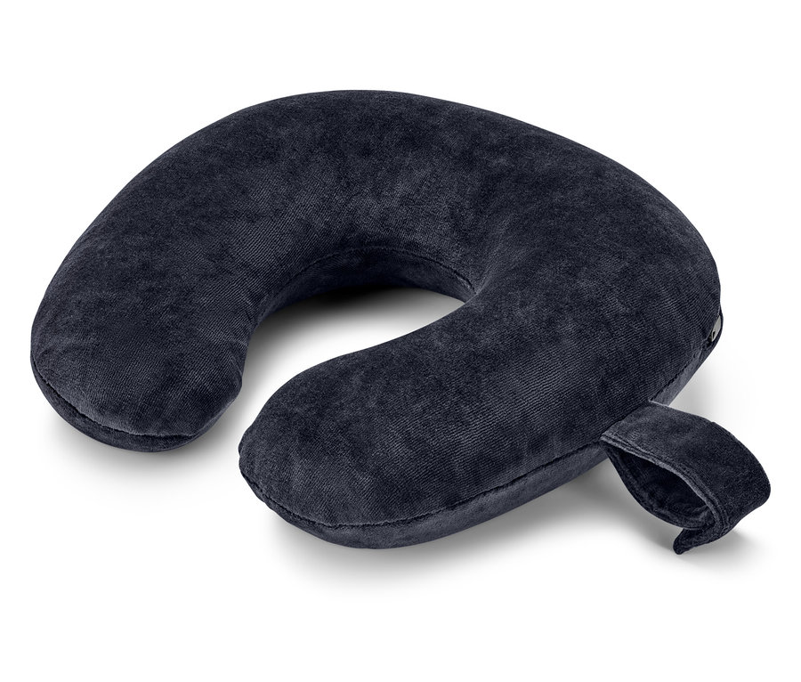 Ein dunkelblaues Nackenkissen liegt auf einem weißen Hintergrund.