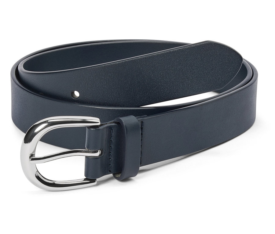 Auf einem weißen Hintergrund liegt ein marineblauer Gürtel mit silberner Schnalle.