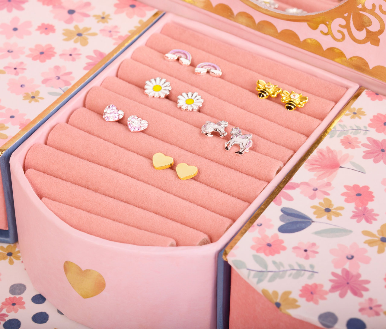 Nahaufnahme von Amor 925 Silber Kinder-Ohrschmuck »Biene« in einem rosa Schmuckkästchen.