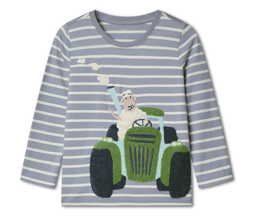 Langärmliges, grau gestreiftes Shirt mit einer aufgestickten Schaf-Figur, die einen grünen Traktor fährt.