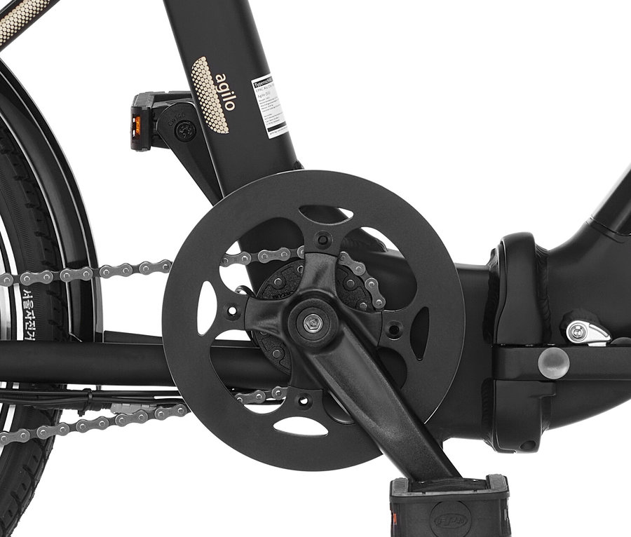 Nahaufnahme vom Kettenblatt, der Kette, dem Pedal und dem Rahmen des Fischer Cita Agilo 2.0 Faltrad.