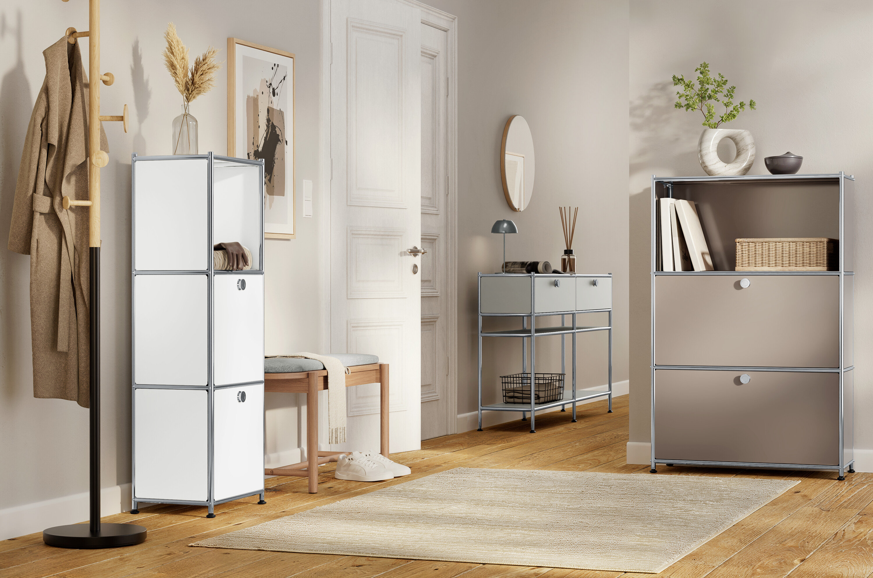 Fluransicht mit weißem Regal, Bank, Kommode und Teppich auf Holzboden.