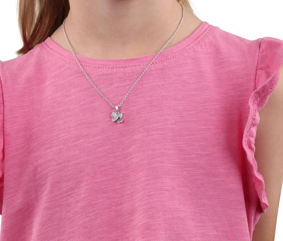 Nahaufnahme eines Mädchens mit einem silbernen Schmetterlingsanhänger an einer Halskette und einem rosa Hemd.