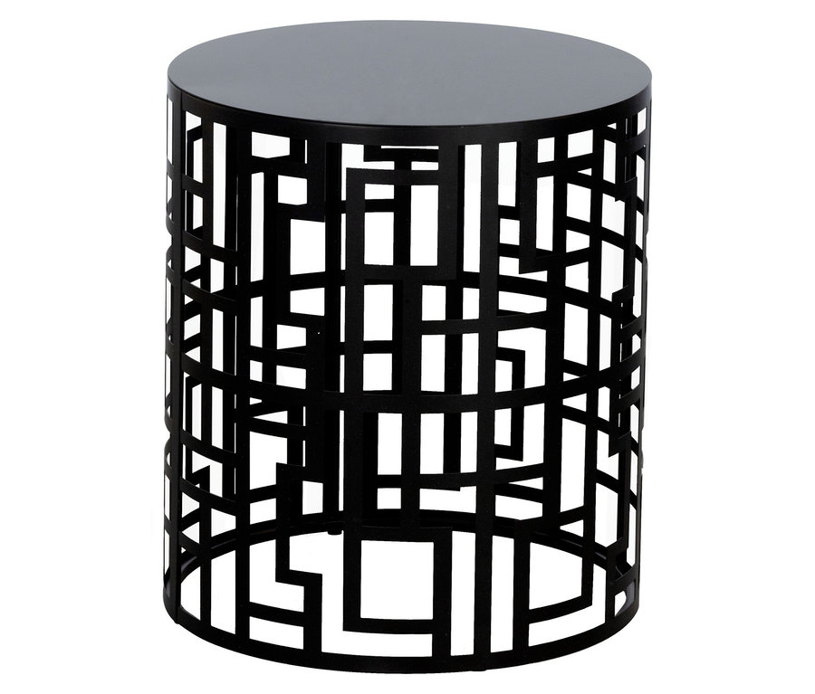 Schwarzer Beistelltisch mit geometrischem Ausschnittmuster.