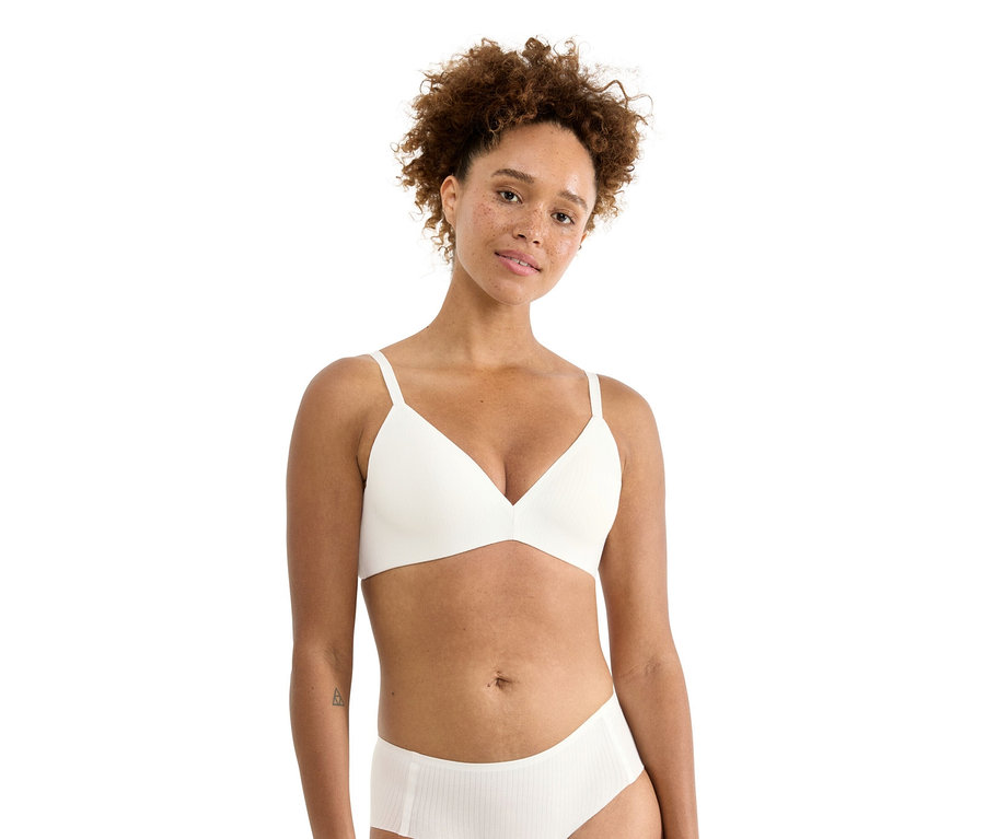 Frau trägt weißen BH und Unterwäsche.