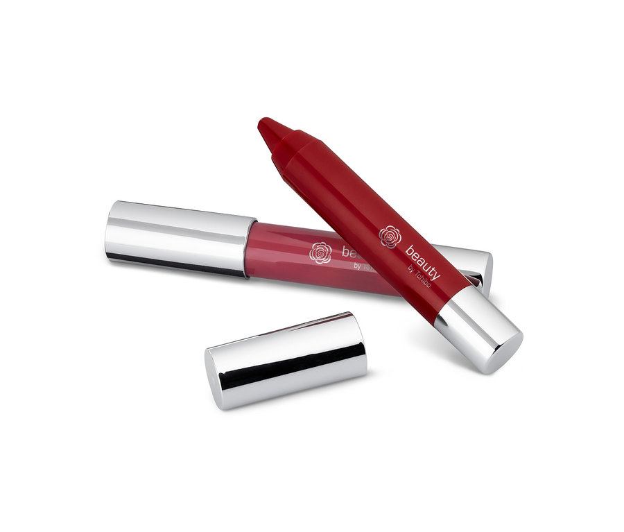 Zwei Lippenstifte liegen auf einem weißen Hintergrund.