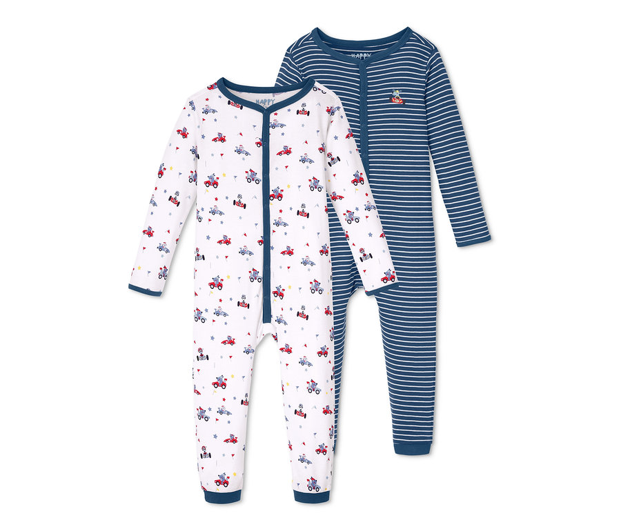 Zwei Schlafanzüge: einer weiß mit Automotiven, der andere blau gestreift.