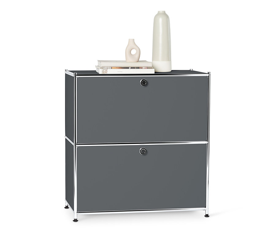 Graues Sideboard Metall »CN3« mit Klappenfächern und zwei Vasen oben.