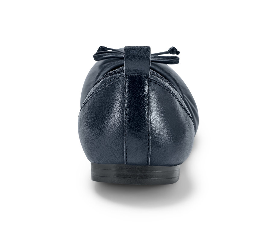 Detailaufnahme eines Leder-Ballerinas.