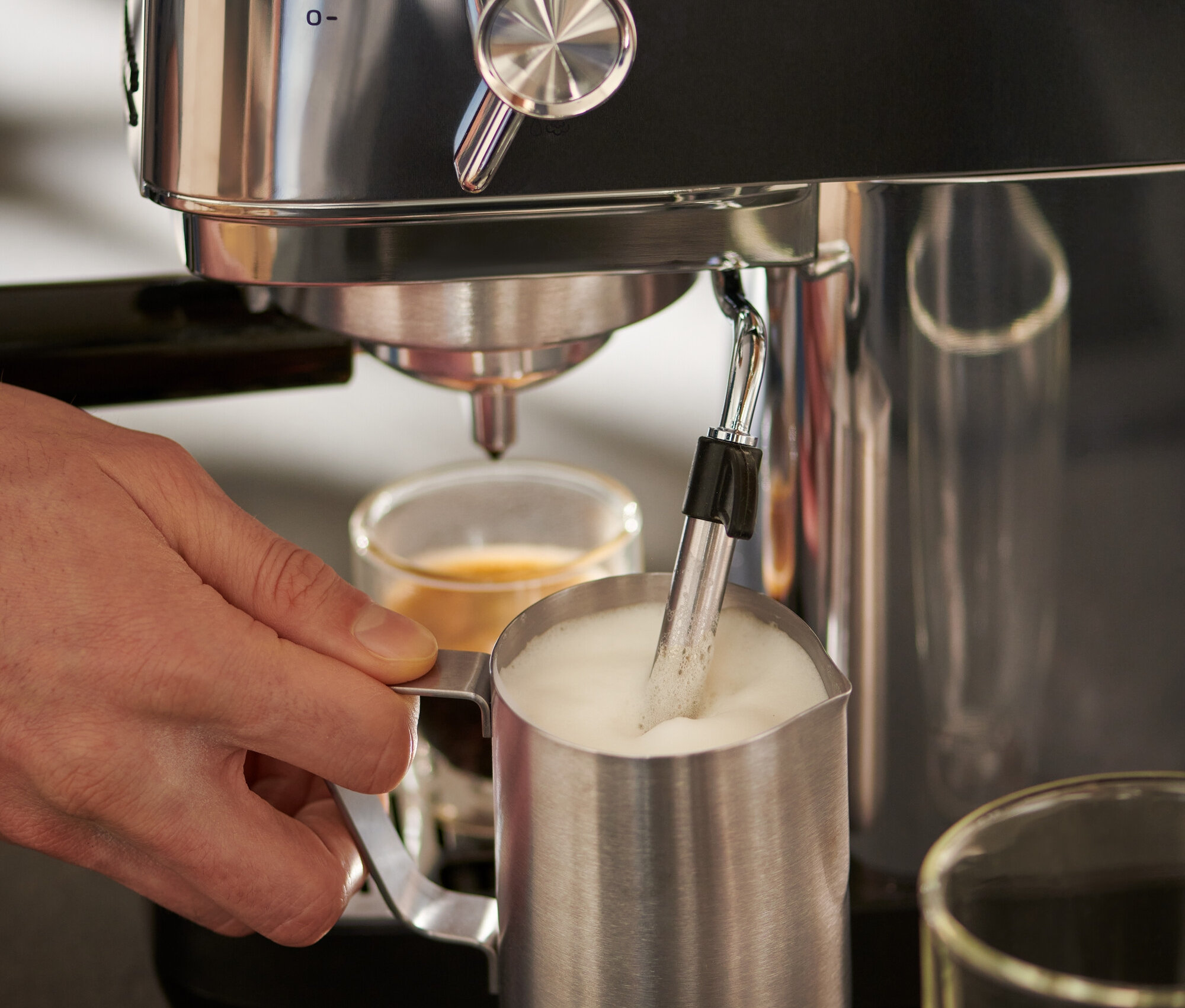 Mann benutzt »Lapressa« Siebträgermaschine, silber, und Milchkännchen, Edelstahl, 300 ml.