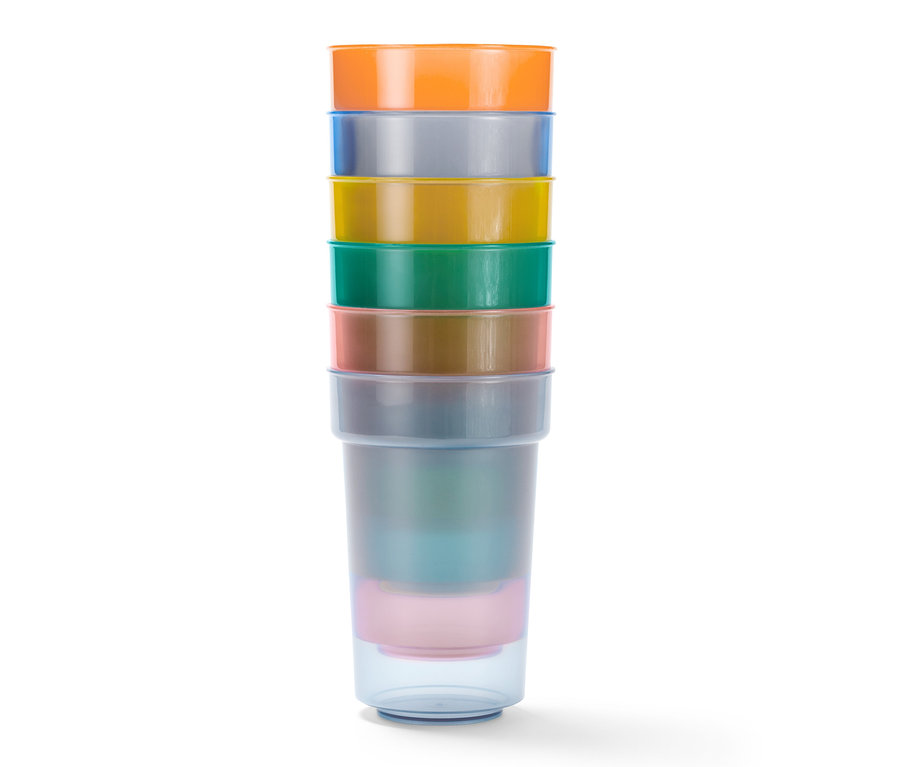 Gestapeltes Kinderbecher-Set in verschiedenen Farben.