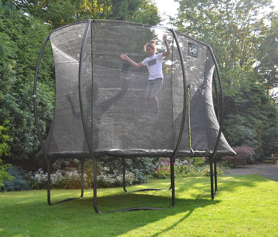 Mädchen springt im EXIT Trampolin »Silhouette«.