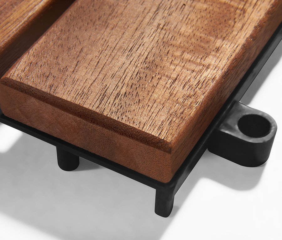 Detailaufnahme von braunen 10 Holzfliesen mit schwarzem Kunststoffrahmen.