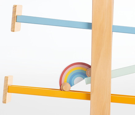 Detailaufnahme einer bunten Pinolino Kugelbahn »Regenbogen Kuno« aus Holz.