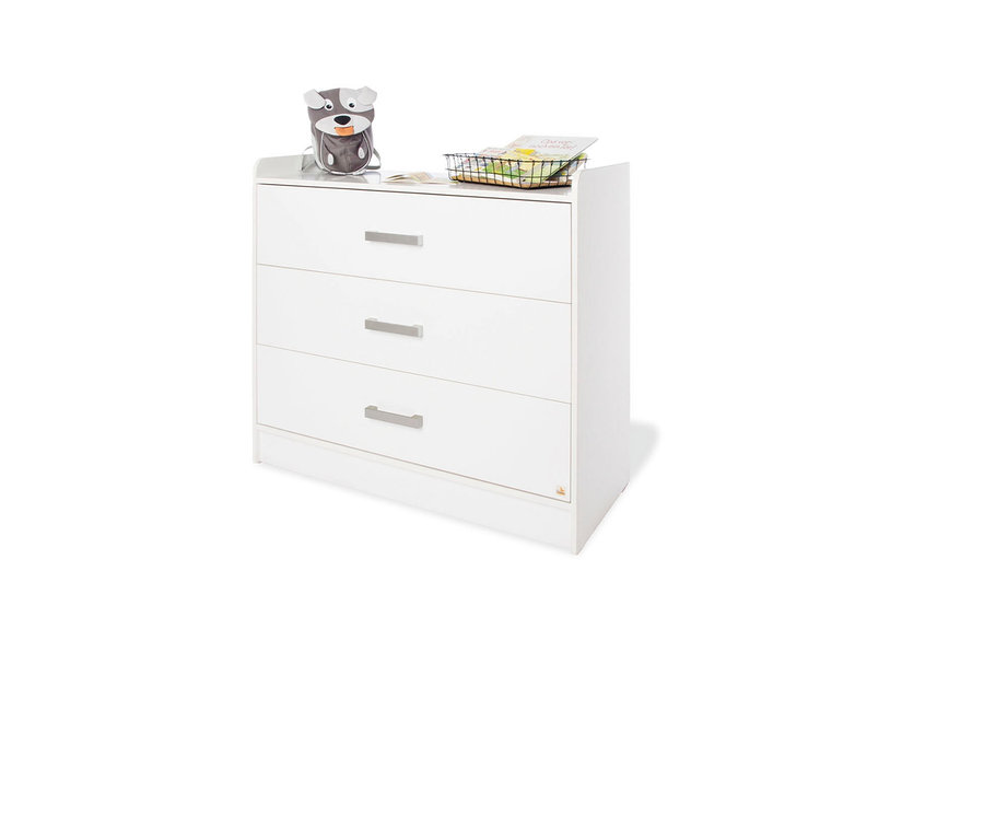 Weißes Sideboard mit drei Schubladen, oben drauf ein Plüschhund und ein Metallkorb mit Büchern.