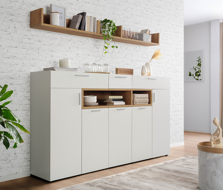 Weißes Sideboard »Nonza« und Sideboard »Nonza«, schmal mit Deko im Wohnzimmer.