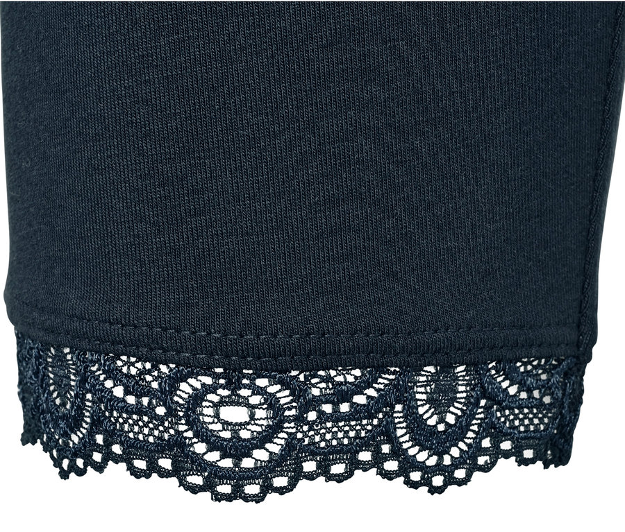 Nahaufnahme einer dunkelblauen 3/4-Leggings mit Spitzenborte.