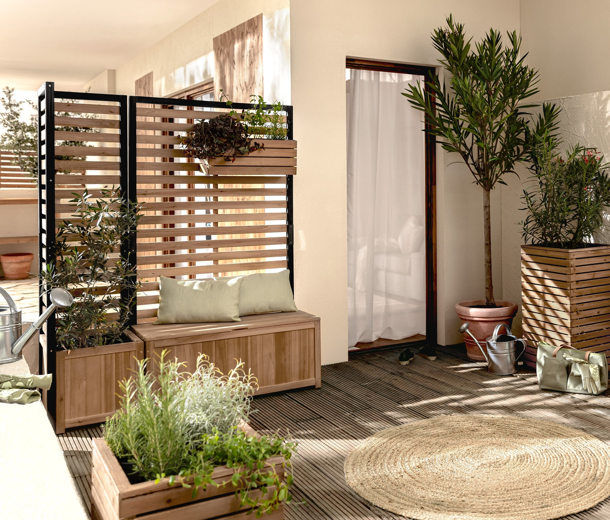 Terrasse mit Sichtschutz-Pflanzkasten-Modul »Elin«, dekorativem Hochbeet »Elin«, 2 Pflanzsäulen »Tinus« und  Sichtschutz-Stauraumtruhe-Modul »Elin«.