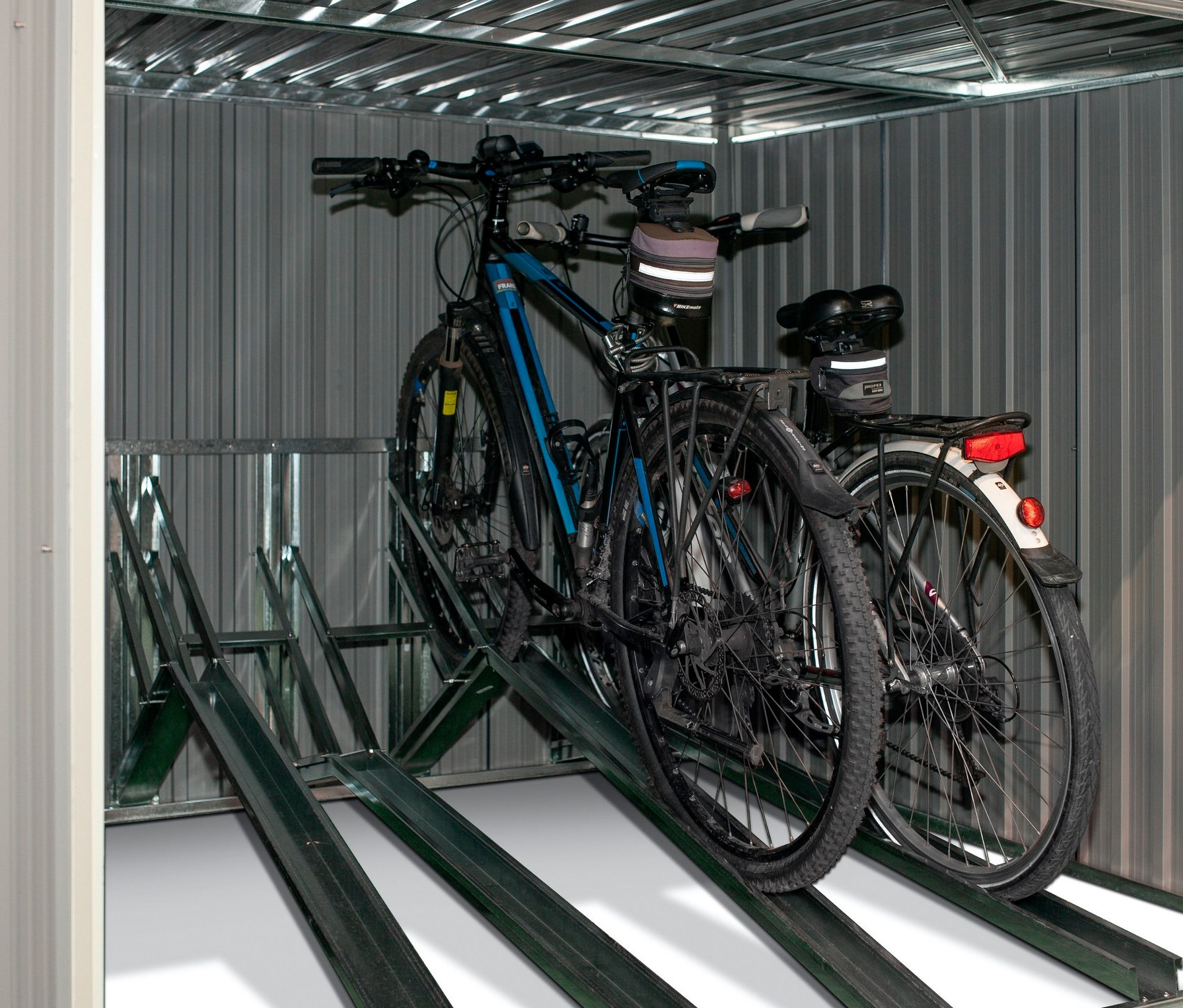 Zwei Fahrräder in einer Fahrradgarage aus Metall.