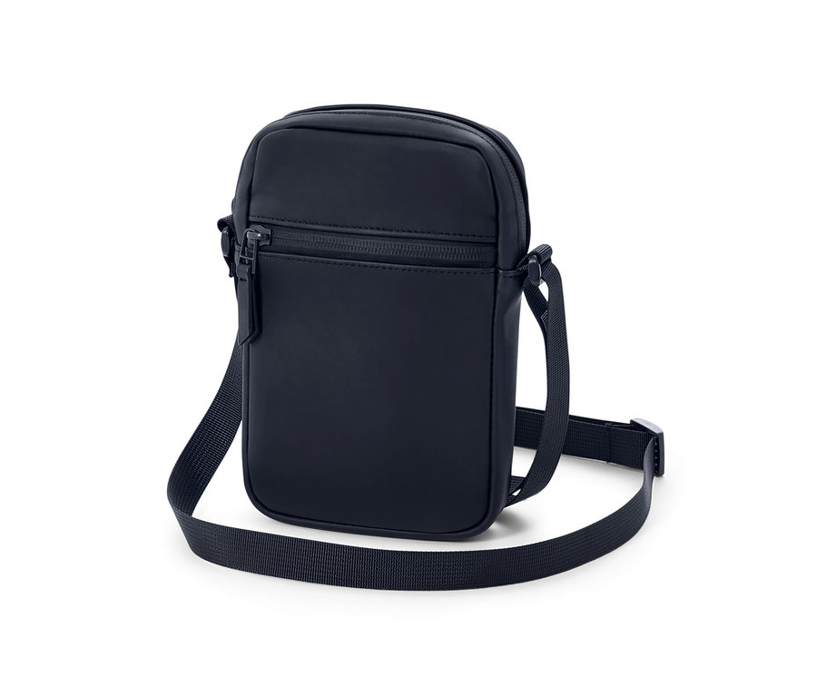 Eine marineblaue Regen-Umhängetasche auf weißem Hintergrund.