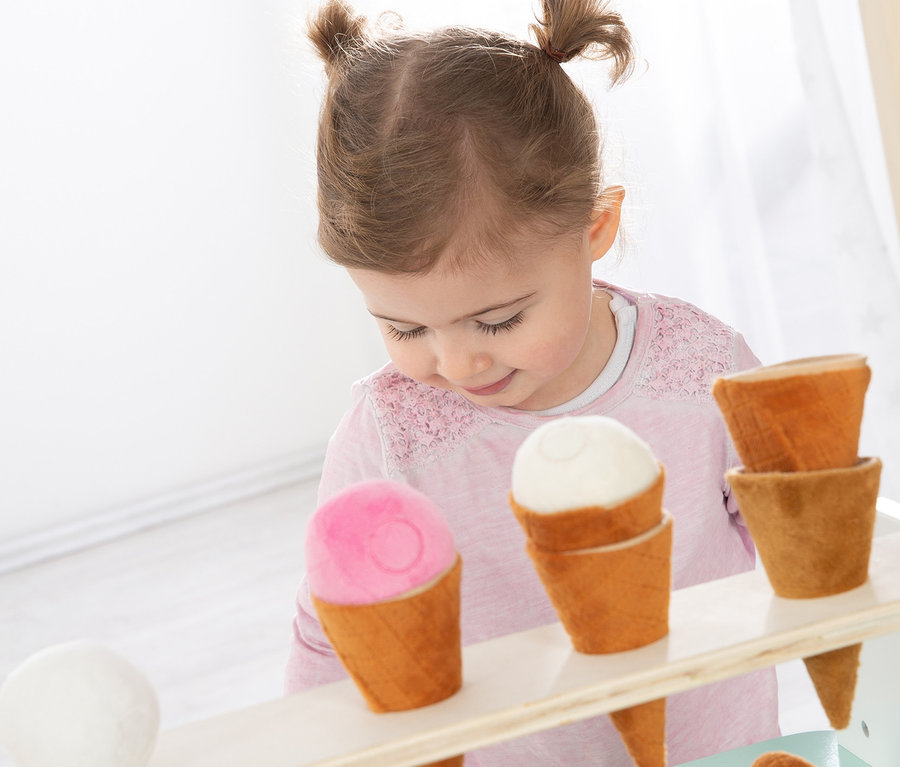 Mädchen spielt mit roba Eisstand mit 9-teiligem Zubehör Spielzeug.