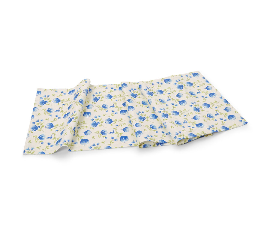 Baumwoll-Tischläufer mit blauem Blumenmuster.