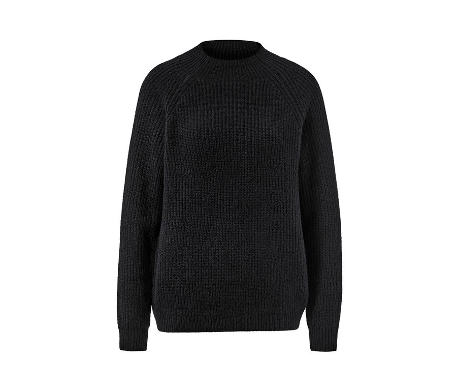 Schwarzer Grobstrickpullover mit Stehkragen.