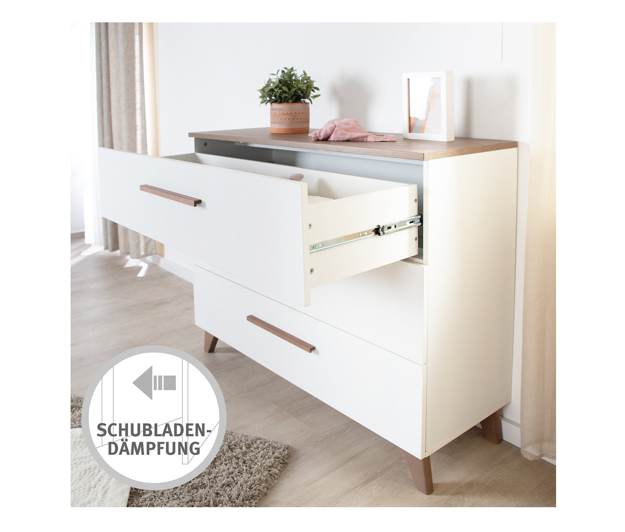 Geöffnete Schublade der weißen roba Wickelkommode Ole.