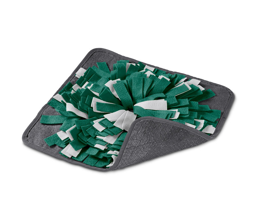 Eine Tier-Schnüffelmatte mit grün-weißen Fransen auf grauem Grund.