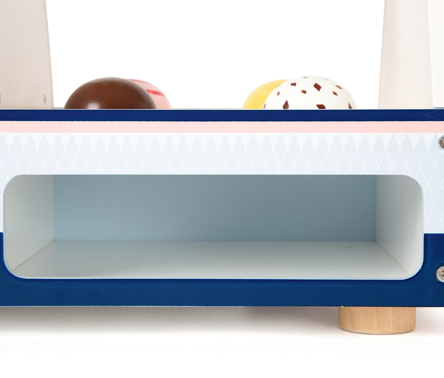 Detailansicht der small foot Eistheke »fresh« mit hölzernen Eis und Waffeln.