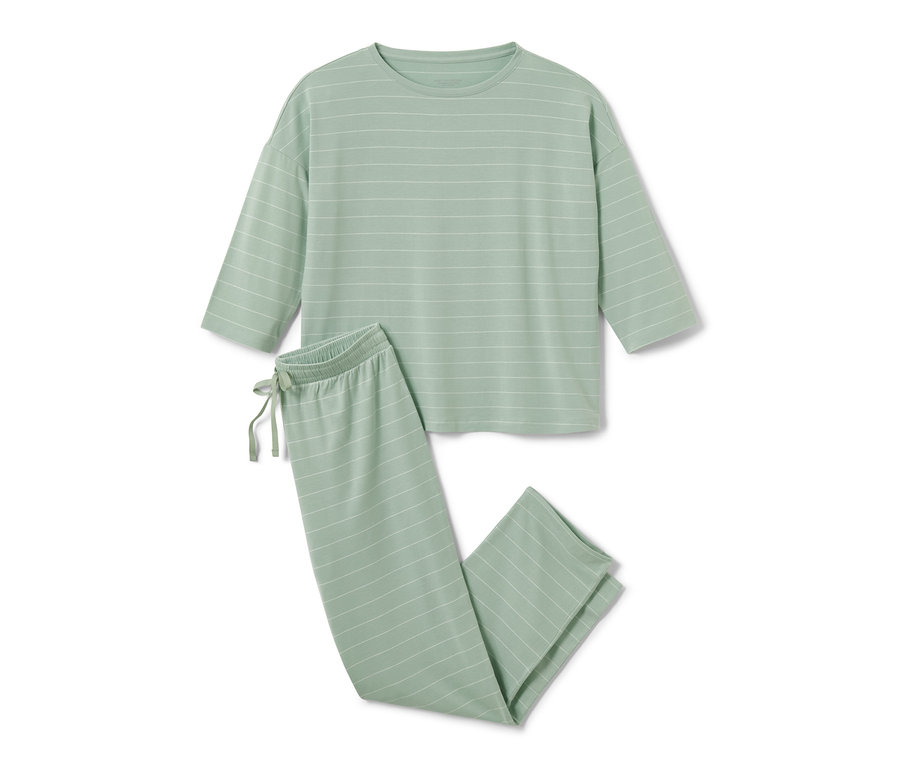 Ein mintgrüner, gestreifter Pyjama mit Dreiviertelärmeln und langer Hose.