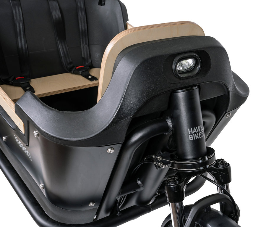 Detailansicht des schwarzen HAWK Bikes Lastenrad E-Cargo 2.2 Bafang.