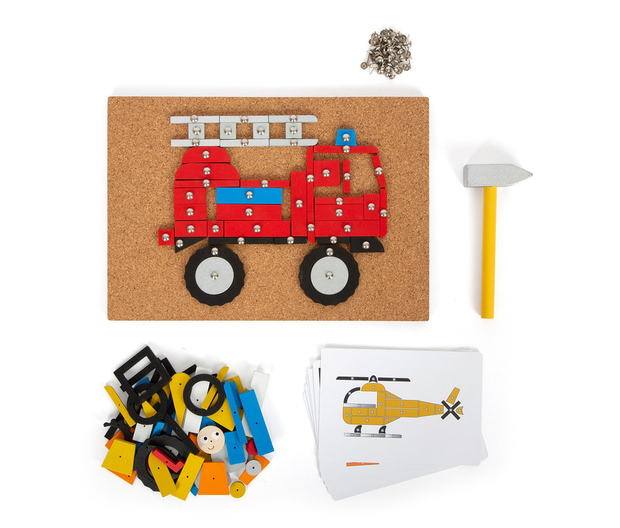 small foot Hämmerchenspiel, Fahrzeuge der Stadt: Feuerwehrauto aus roten Teilen auf Korkplatte. Hammer, Nägel, Holzteile und Vorlagenkarten.