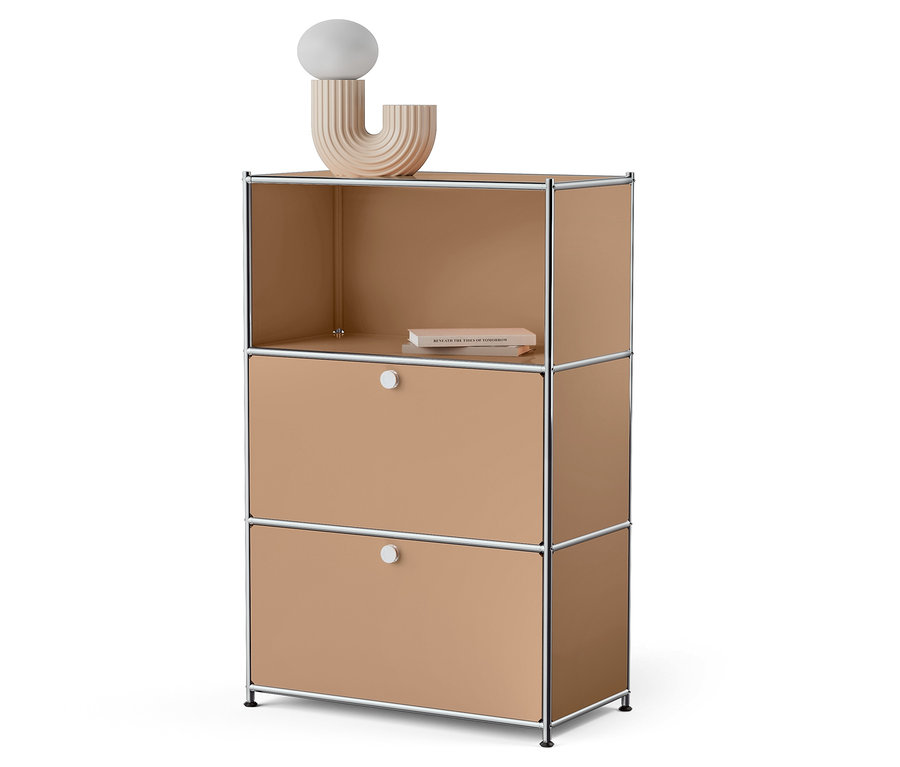 Dreistöckiger Schrank mit offenem oberem Regal und zwei Schubladen in Sandfarbe.