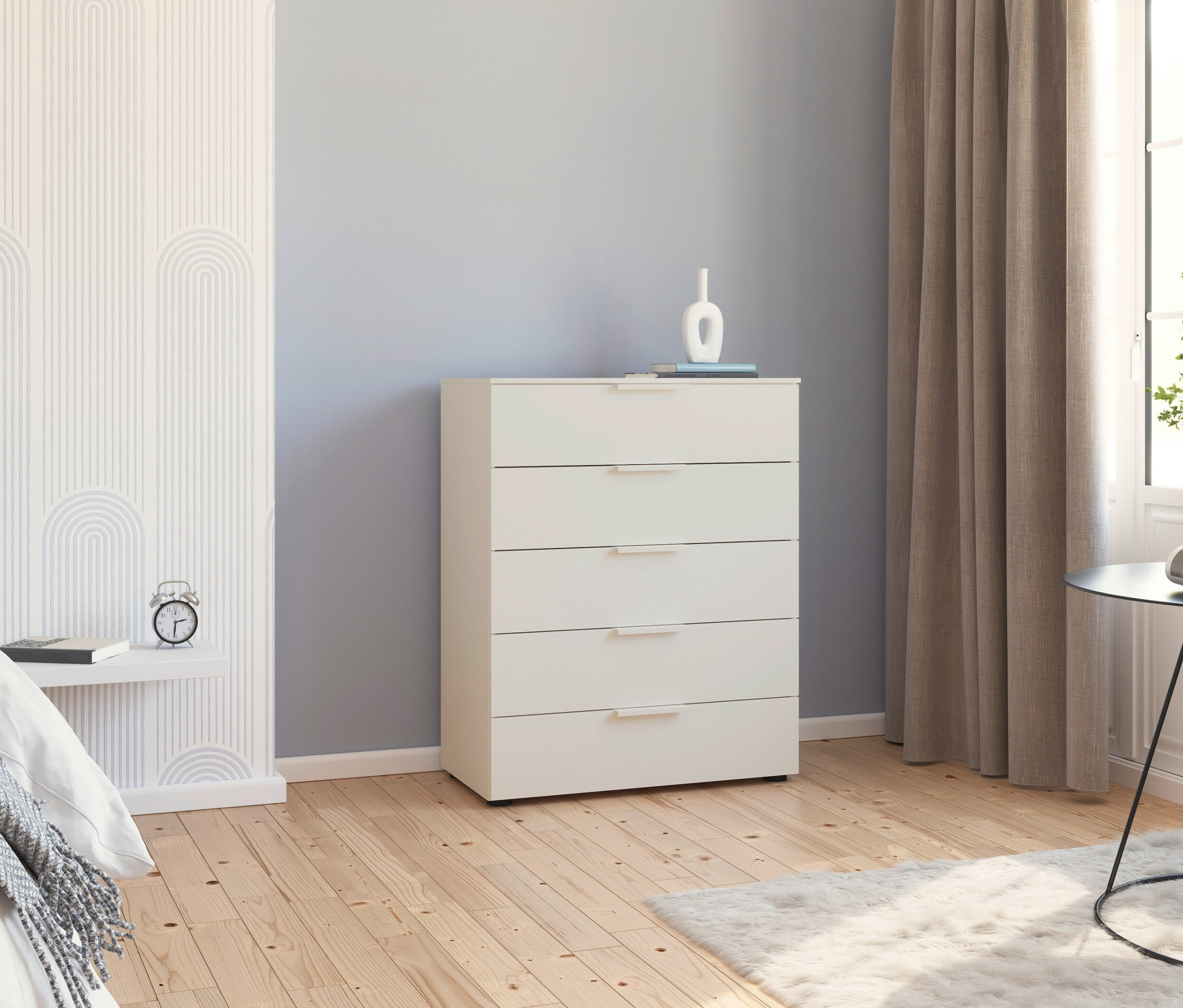 Schlafzimmer mit weißer Kommode, Bett und Nachttisch.