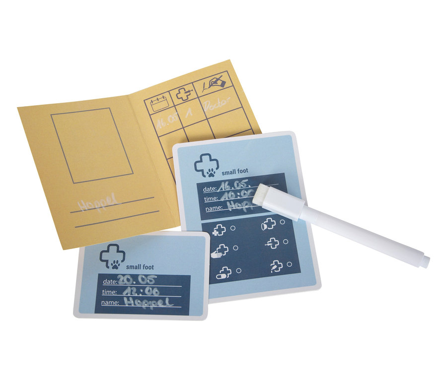 small foot Tierarzt-Tasche mit Hase liegt neben Notizen und Stift.