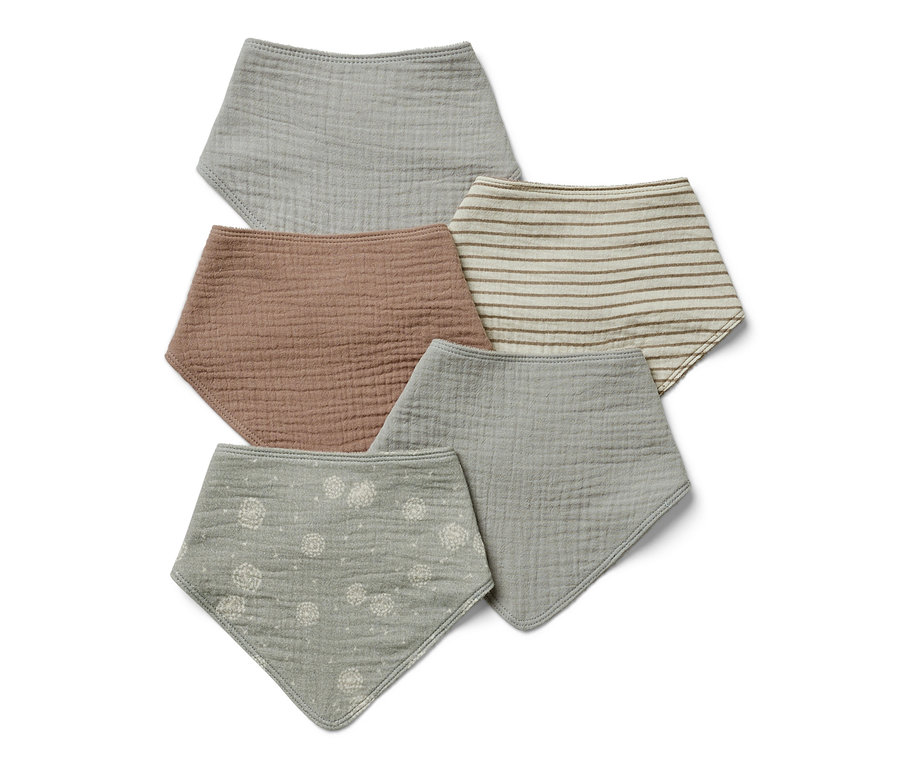 Fünf Baby-Musselin-Halstücher in verschiedenen Farben und Mustern.